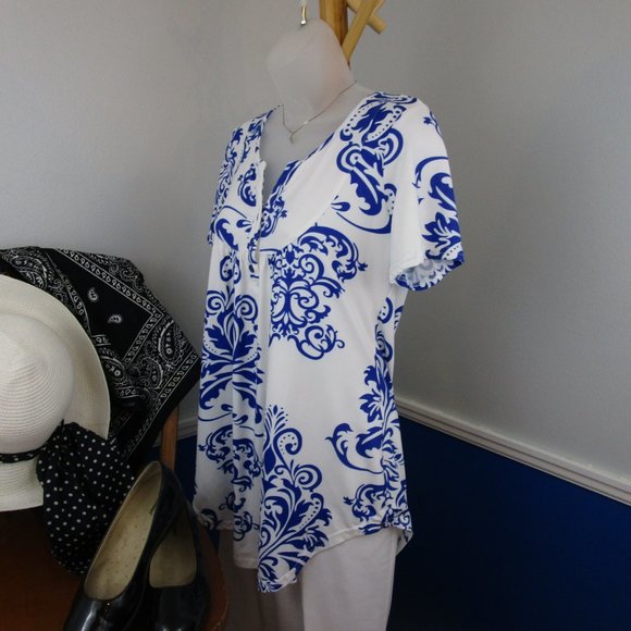 ๐HP๐ Floral Printed Short Sleeve V Neck T-Shirt - Picture 3 of 8